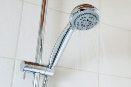 installer-economiseur-pommeau-douche-economie-eau