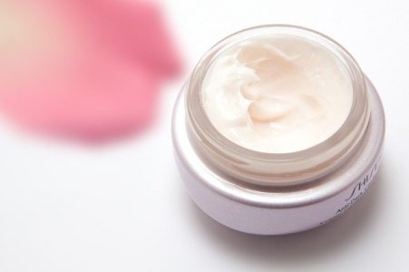 utiliser-spatule-creme-cosmetique-environnement